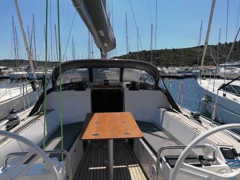 Book yachts online - sailboat - Elan E5 - LINA new 2020+AC - rent