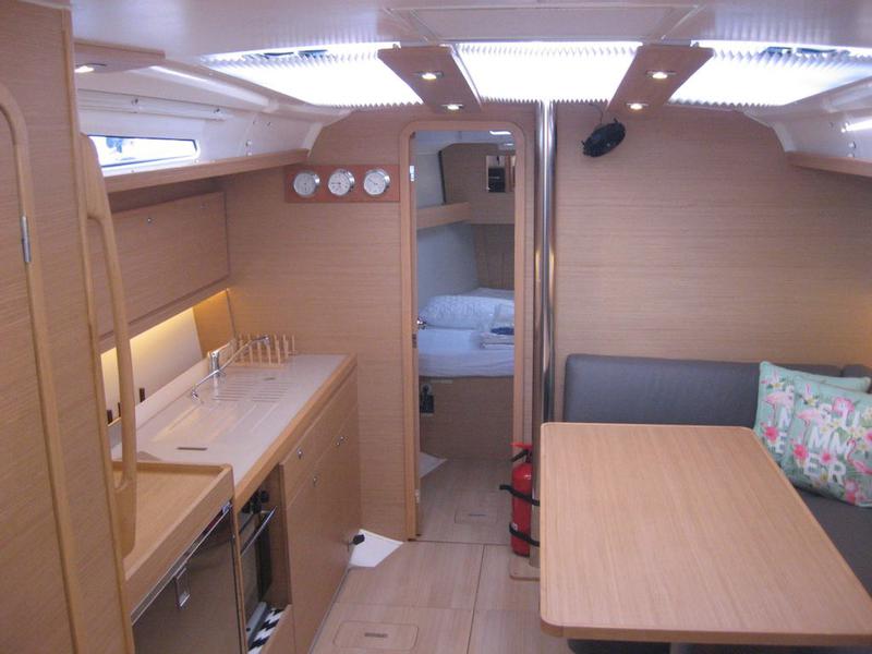 Book yachts online - sailboat - Dufour 390 Grand Large - Foxtrot - rent