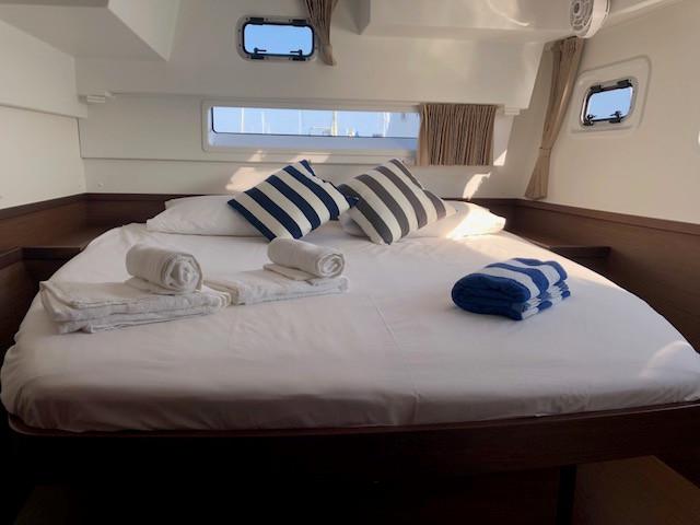 Book yachts online - catamaran - Lagoon 42 Version 3 Cabinas Full Equipe - Side - rent