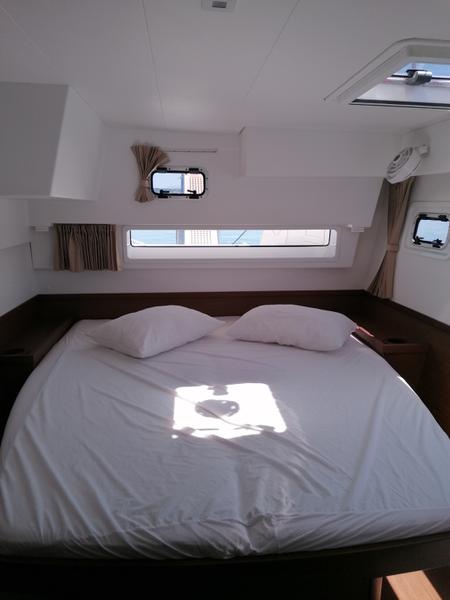 Book yachts online - catamaran - Lagoon 42 - Senza SE (A/C and Generator) - rent