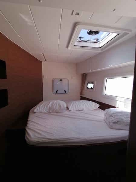 Book yachts online - catamaran - Lagoon 42 - Senza SE (A/C and Generator) - rent