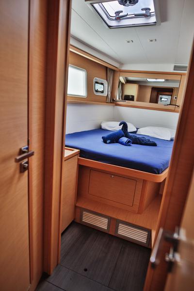 Book yachts online - catamaran - Lagoon 450  Flybridge - Butterfly BU - rent