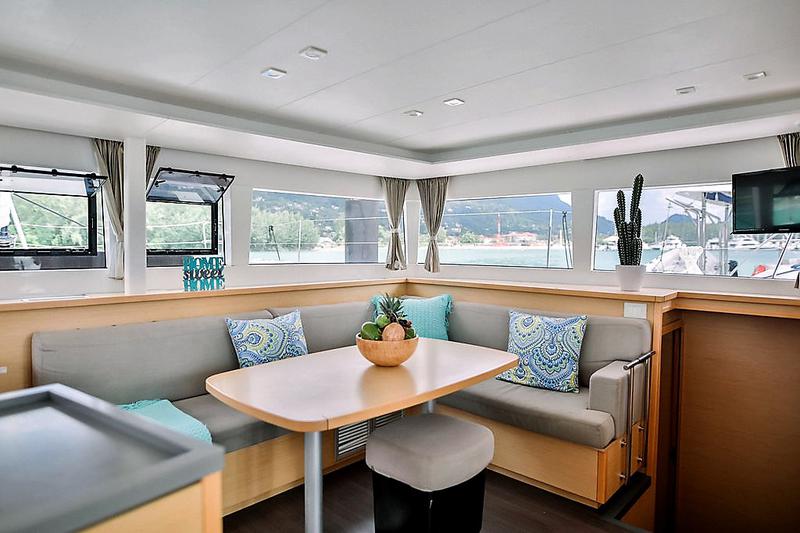 Book yachts online - catamaran - Lagoon 450  Flybridge - Butterfly BU - rent