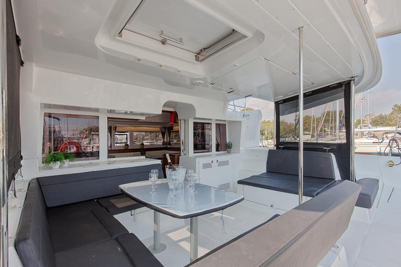 Book yachts online - catamaran - Lagoon 450  Flybridge - Smile - rent