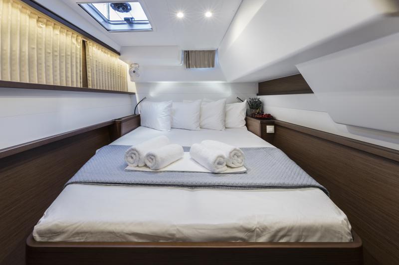 Book yachts online - catamaran - Lagoon 450  Flybridge - Smile - rent