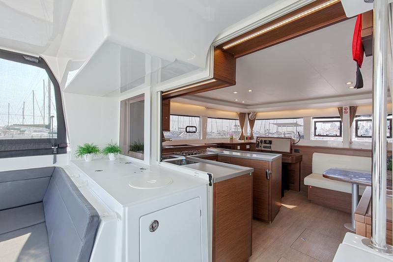 Book yachts online - catamaran - Lagoon 450  Flybridge - Relax - rent