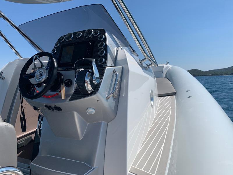 Book yachts online - motorboat - Sacs Strider 11 FB - Bomber 44 - rent