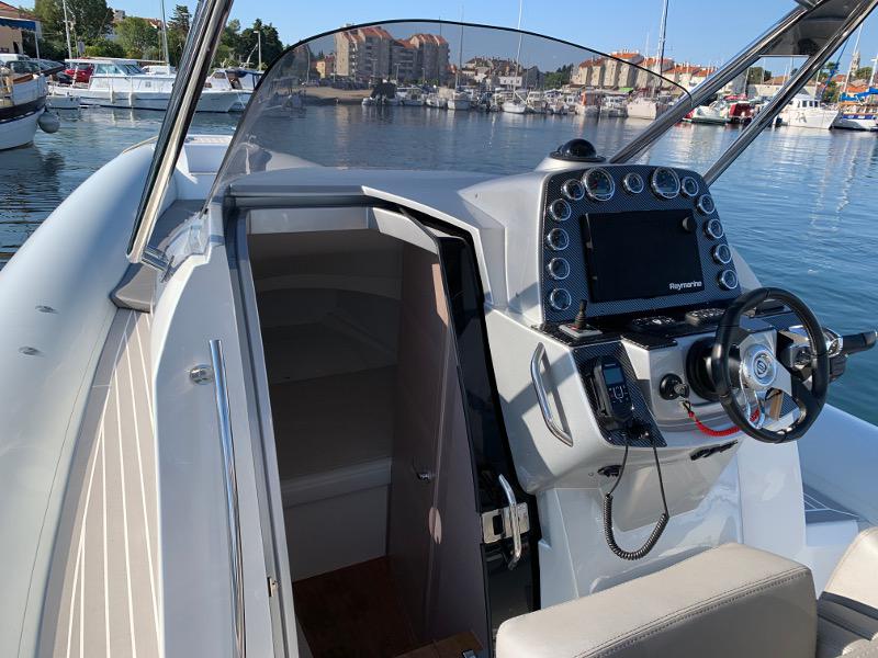 Book yachts online - motorboat - Sacs Strider 11 FB - Bomber 44 - rent