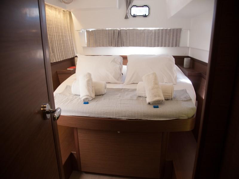 Book yachts online - catamaran - Lagoon 42 (4 dbl / 1 single ) - STOLOS - rent