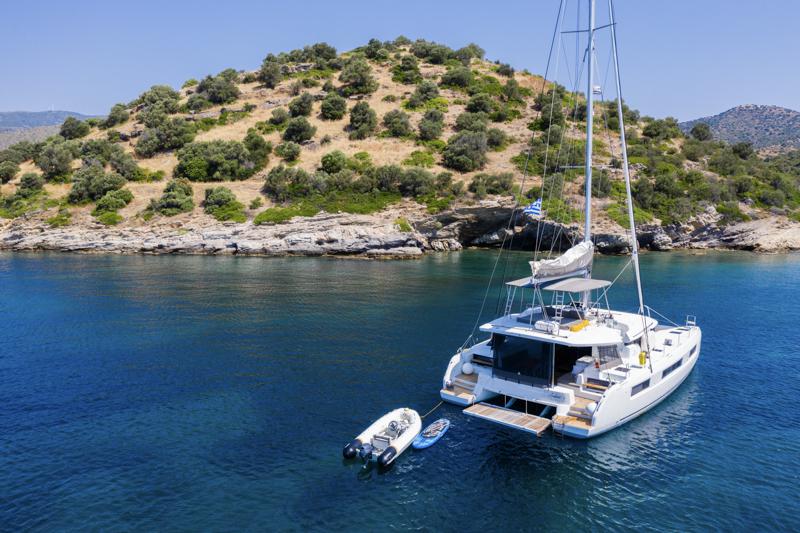 Book yachts online - catamaran - Lagoon 50 (5 cabs) Skippered - ADIAMO - rent