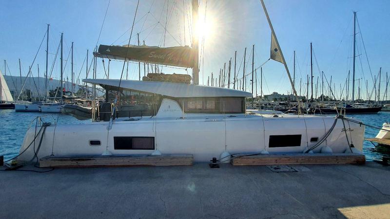 Book yachts online - catamaran - Lagoon 42 (4 dbl / 1 single ) - SWEET NAYA - rent