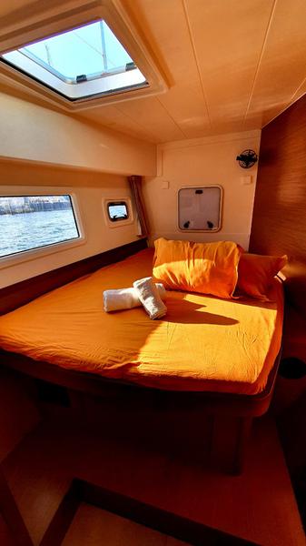 Book yachts online - catamaran - Lagoon 42 (4 dbl / 1 single ) - SWEET NAYA - rent