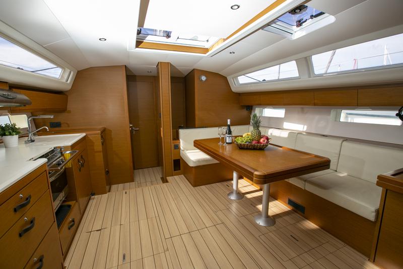 Book yachts online - sailboat - Jeanneau 54 - AMAZING ELLI - rent