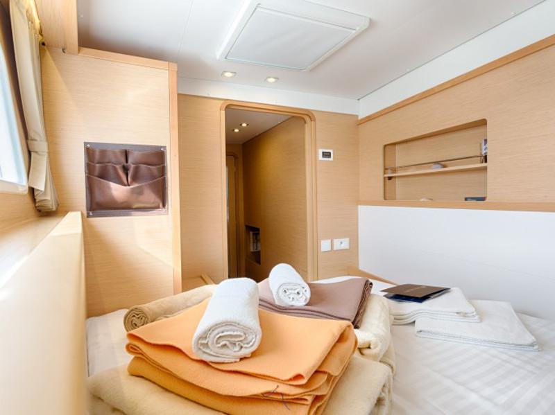 Book yachts online - catamaran - Lagoon 450 F Luxury - BRIGHT MOON  - rent