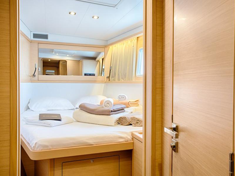 Book yachts online - catamaran - Lagoon 450 F Luxury - BLUE BERRY  - rent