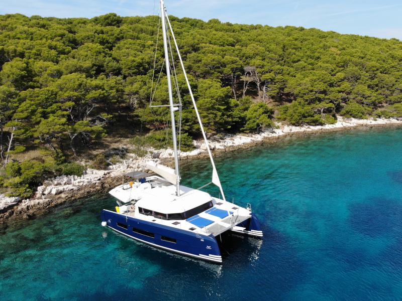 Book yachts online - catamaran - Dufour 48 Catamaran - LER - BLUE HULL, AC+GEN., UNDERWATER LIGHTS - rent