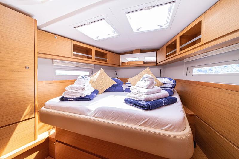 Book yachts online - sailboat - Dufour 520 GL(owner version) - ZEPHYRUS - BLUE HULL, AC+GEN., UNDERWATER LIGHTS - rent