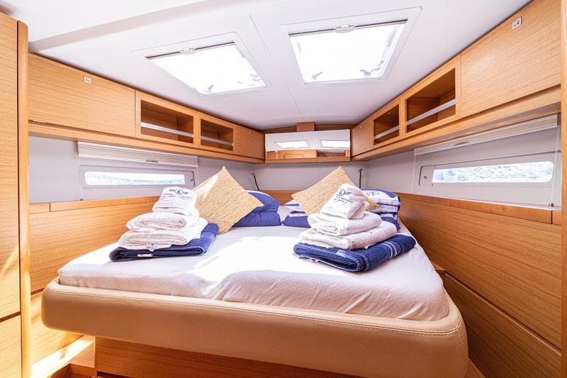 Book yachts online - sailboat - Dufour 520 GL(owner version) - ZEPHYRUS - BLUE HULL, AC+GEN., UNDERWATER LIGHTS - rent