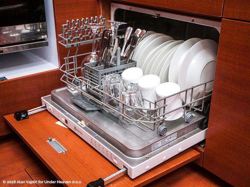 Book yachts online - sailboat - Dufour 560 Grand Large - LETO - fully equipped - rent