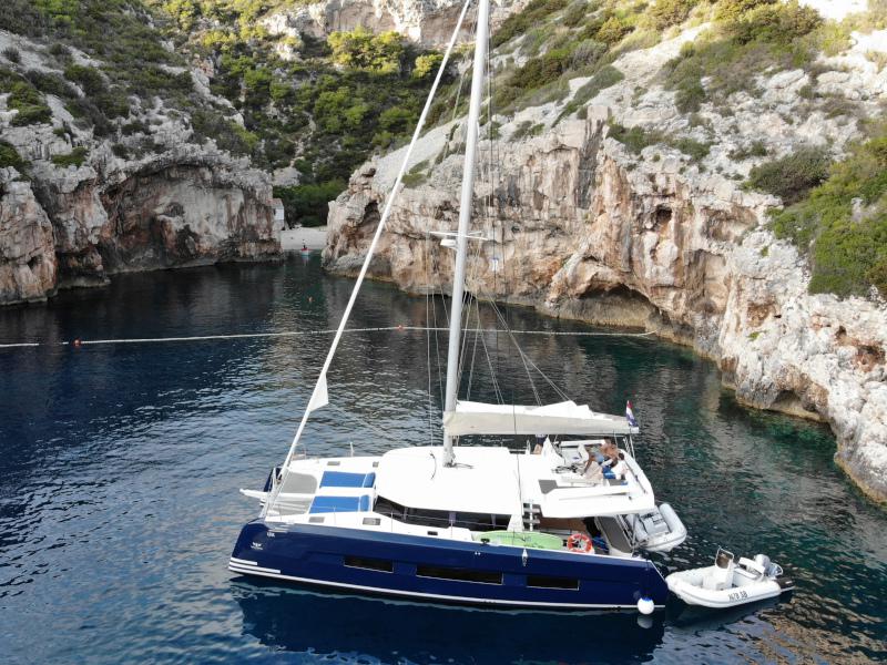 Book yachts online - catamaran - Dufour 48 Catamaran - NOX - BLUE HULL, AC+GEN., UNDERWATER LIGHTS - rent