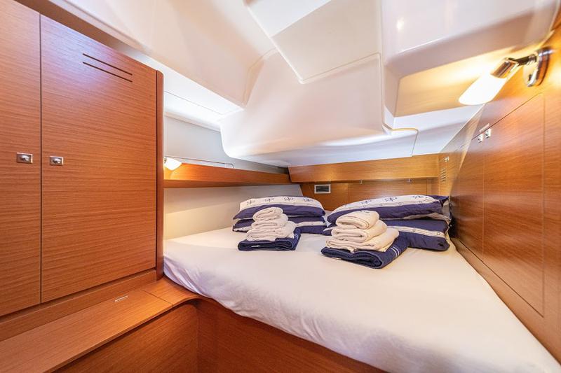 Book yachts online - sailboat - Dufour 460 Grand Large - FIVEK (aircondition, generator, blue hull) - rent