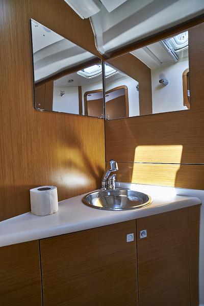 Book yachts online - sailboat - Jeanneau 53 - Tina (sails 2019) - rent