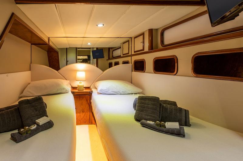 Book yachts online - motorboat - Fairline Squadron 55 - Queen - rent