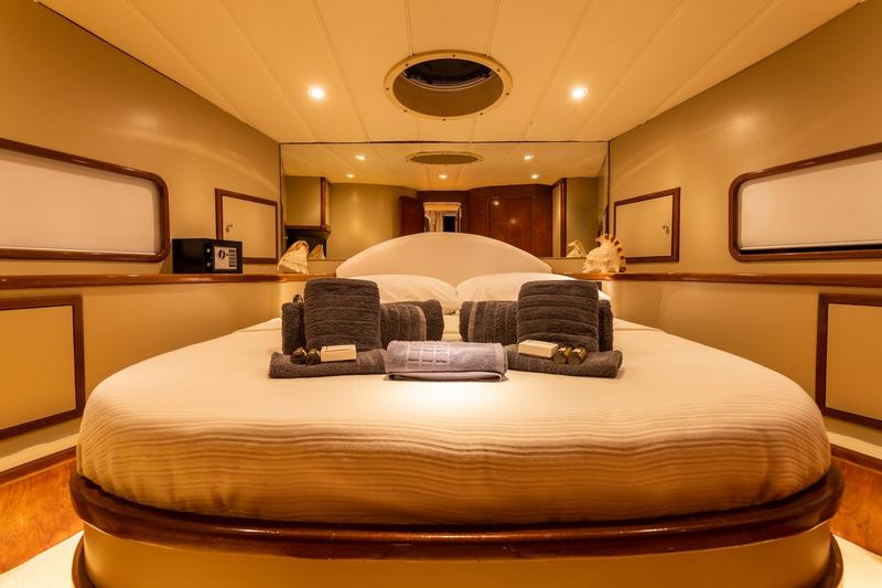 Book yachts online - motorboat - Fairline Squadron 55 - Queen - rent