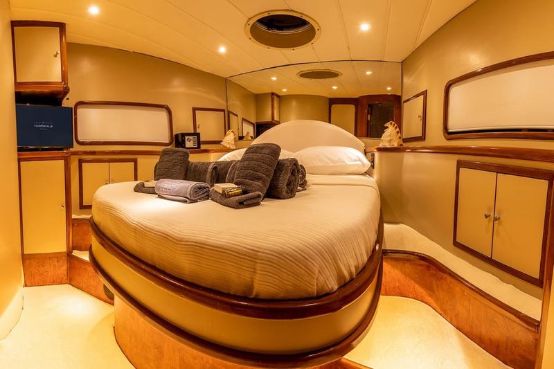 Book yachts online - motorboat - Fairline Squadron 55 - Queen - rent