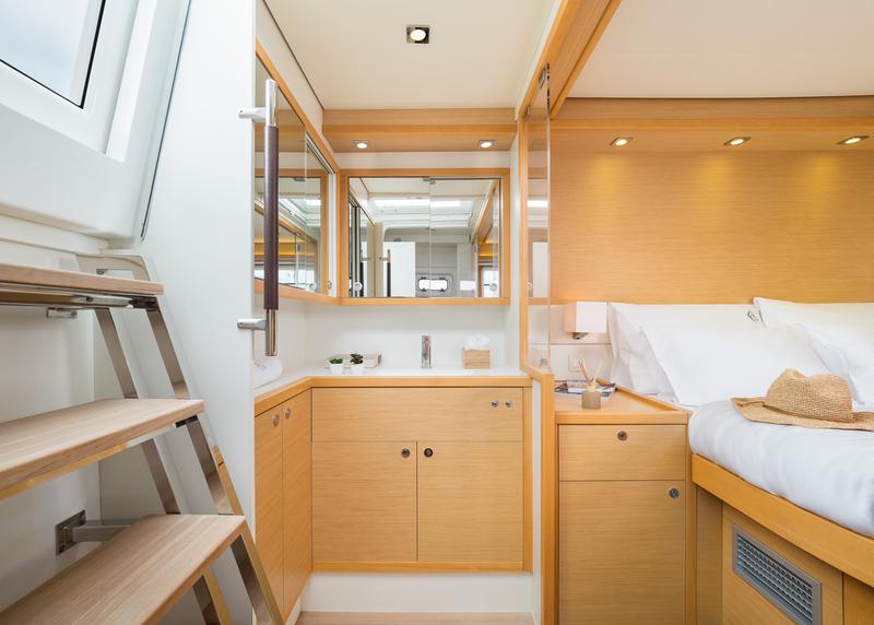 Book yachts online - catamaran - Lagoon 560 - ARCTIC QUEEN - rent