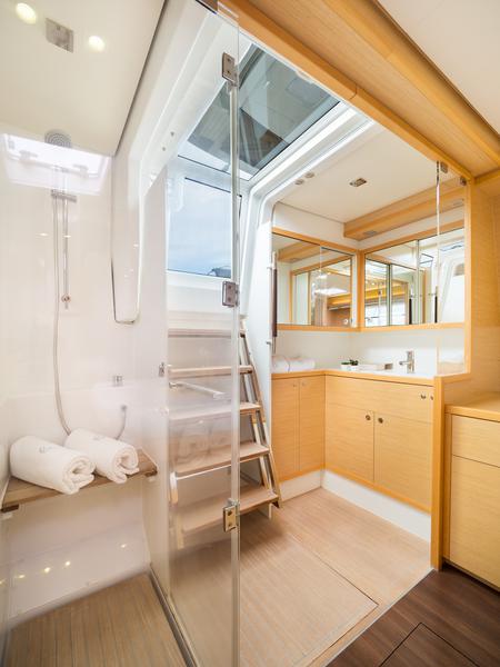 Book yachts online - catamaran - Lagoon 560 - ARCTIC QUEEN - rent