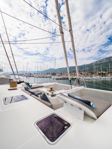 Book yachts online - catamaran - Lagoon 560 - ARCTIC QUEEN - rent