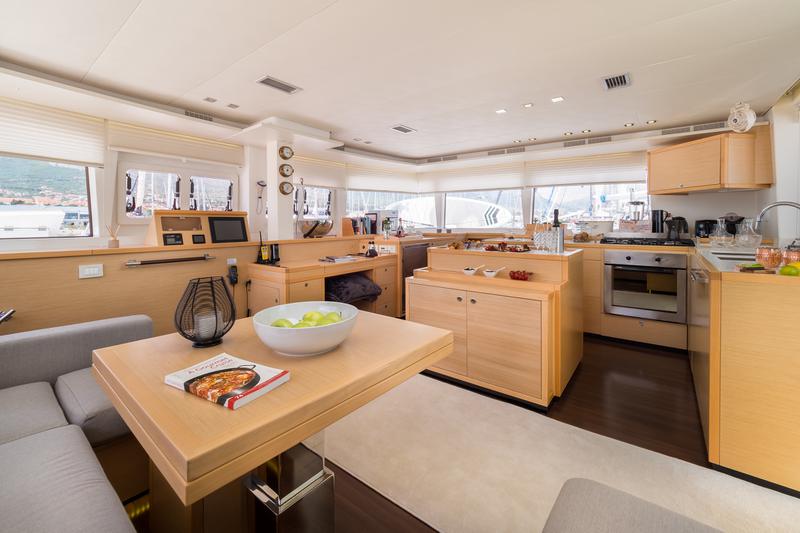 Book yachts online - catamaran - Lagoon 560 - ARCTIC QUEEN - rent