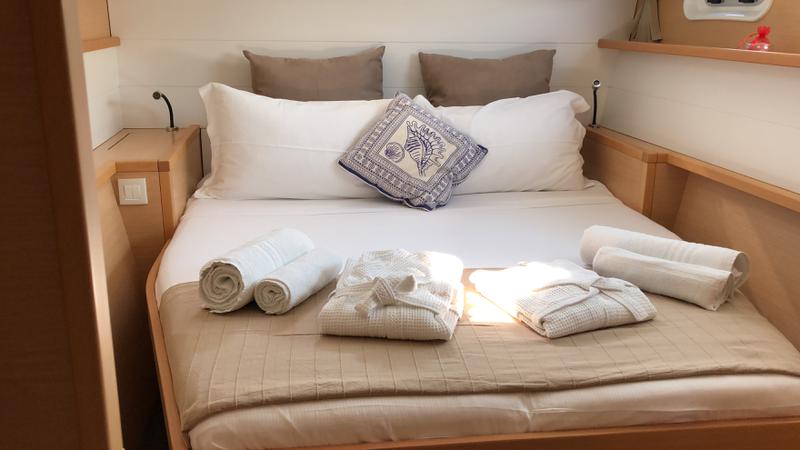 Book yachts online - catamaran - Lagoon 450F (A/C+WaterMaker+GEN) - Sunshine - rent