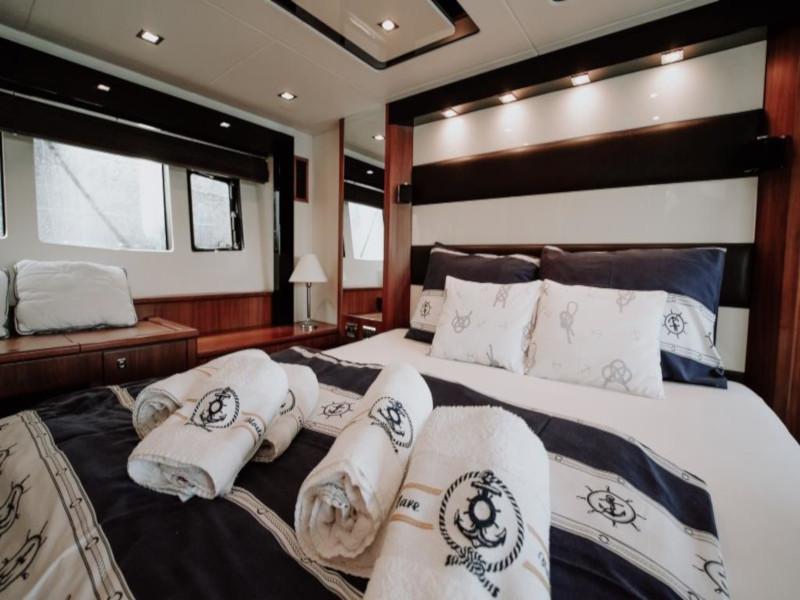 Book yachts online - motorboat - Sunseeker Predator 64 - Marita - rent