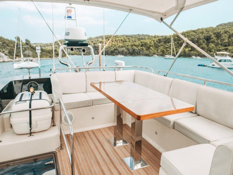 Book yachts online - motorboat - Monte Carlo 5 - Blizzard - rent