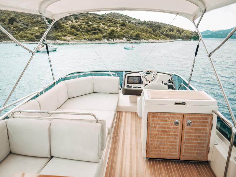 Book yachts online - motorboat - Monte Carlo 5 - Blizzard - rent