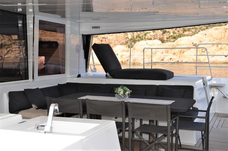 Book yachts online - catamaran - Lagoon 560 S2 - Taipan - rent