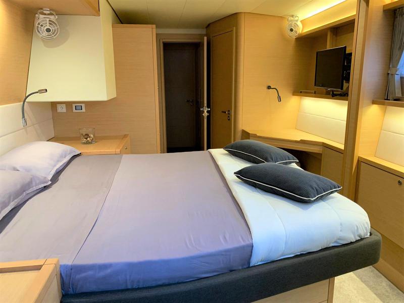 Book yachts online - catamaran - Lagoon 560 S2 - Taipan - rent