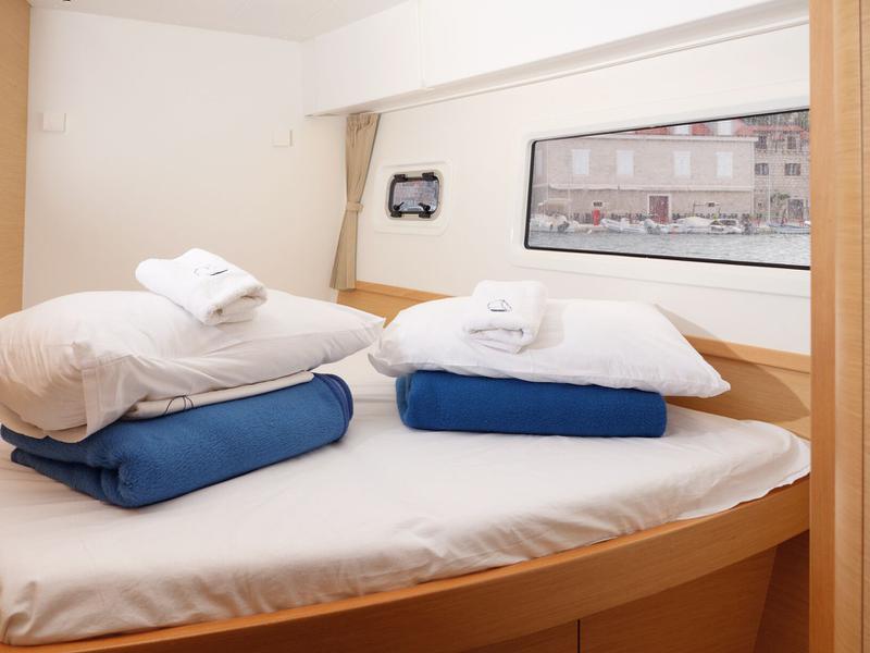 Book yachts online - catamaran - Lagoon 42 - GALAPAGOS - rent