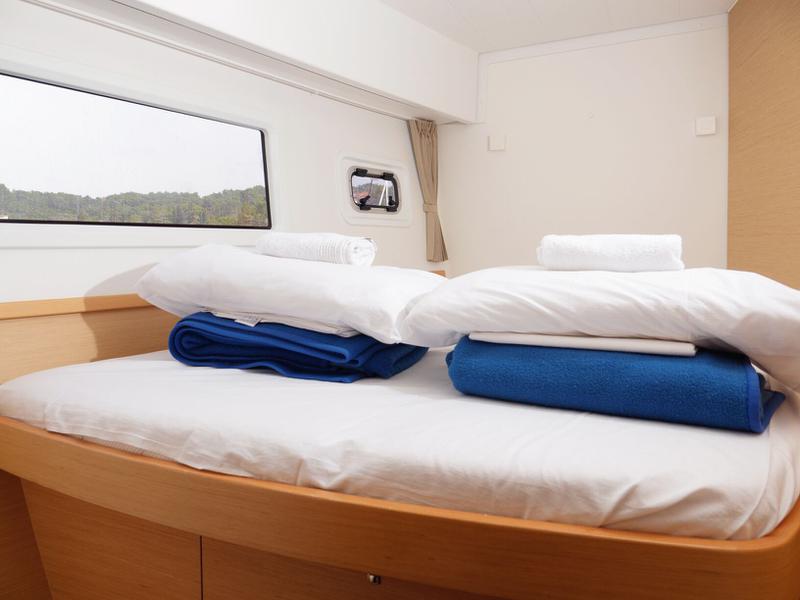 Book yachts online - catamaran - Lagoon 42 - GALAPAGOS - rent