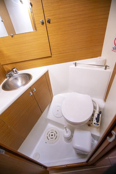 Book yachts online - sailboat - Jeanneau 53 - Oniro ΙΙ - rent