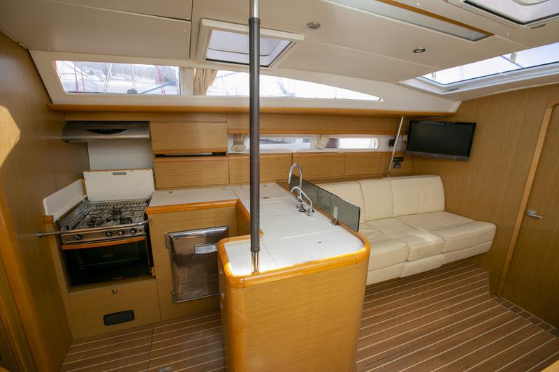 Book yachts online - sailboat - Jeanneau 53 - Oniro ΙΙ - rent