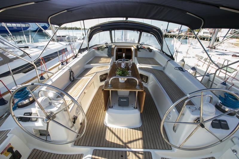 Book yachts online - sailboat - Jeanneau 53 - Oniro ΙΙ - rent