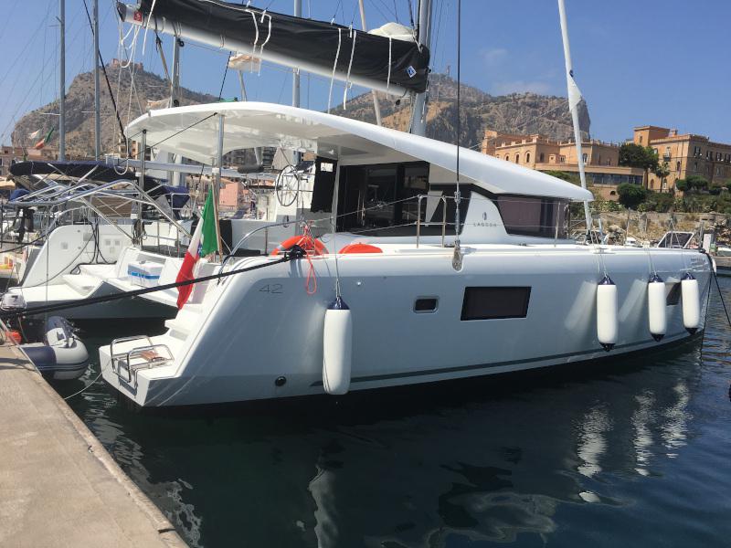 Book yachts online - catamaran - Lagoon 42 - Alchemy - rent