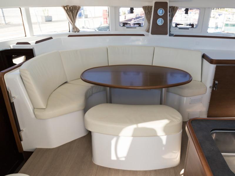 Book yachts online - catamaran - Lagoon 380 - Ploto - rent