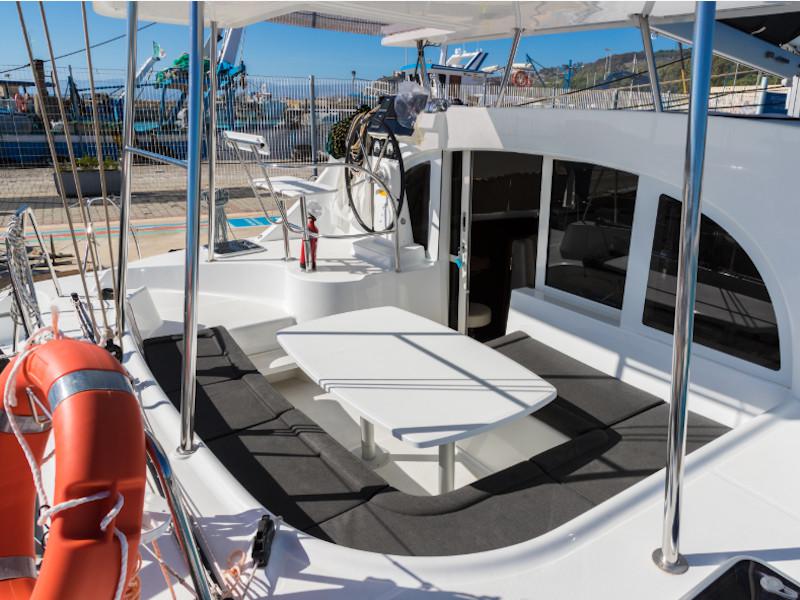 Book yachts online - catamaran - Lagoon 380 - Ploto - rent