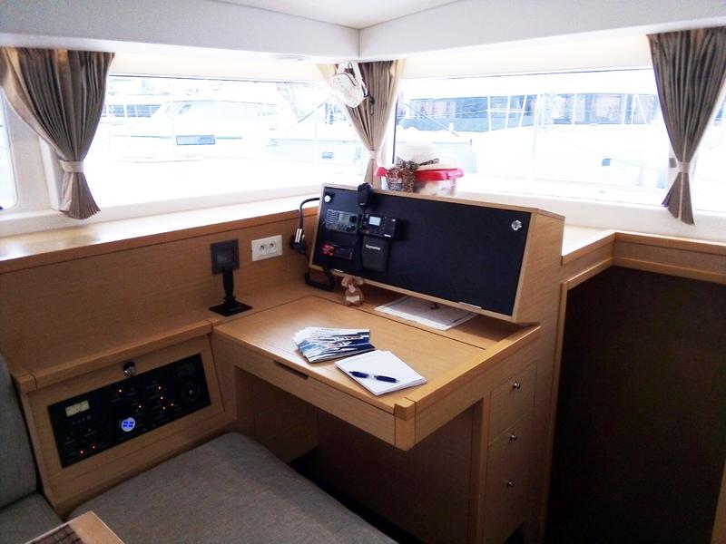 Book yachts online - catamaran - Lagoon 400 - ZEUS (generator, water maker) - rent