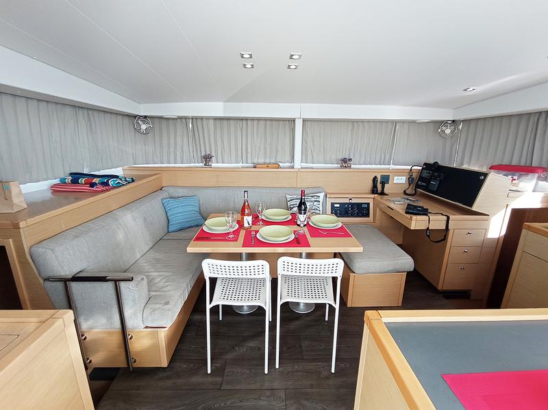 Book yachts online - catamaran - Lagoon 400 - ZEUS (generator, water maker) - rent