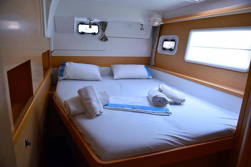 Book yachts online - catamaran - Lagoon 400 - ZEUS (generator, water maker) - rent